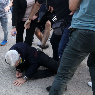 Yiannis Boutaris, borgmästare i Thessaloniki, blev sparkad och slagen efter att han fallit till marken. 