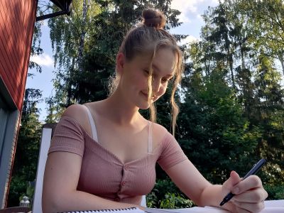 Lukiolainen, joka opiskelee kesällä