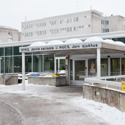 Ingången till Jorvs poliklinik, snö på marken.