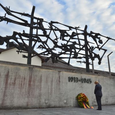 En arkivbild på minnesmärket i koncentrationslägret i Dachau, från september 2013, då förbundskansler Angela Merkel besökte Dachau. 