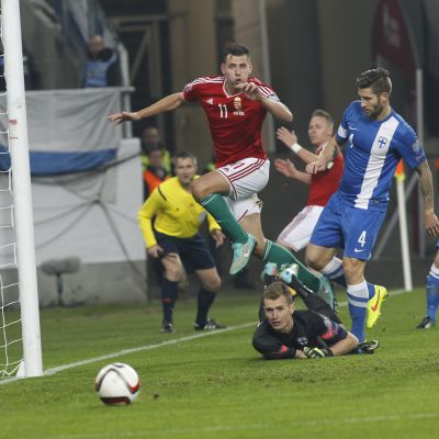 Lukas Hradecky följer med blicken då Ungern är nära mål.