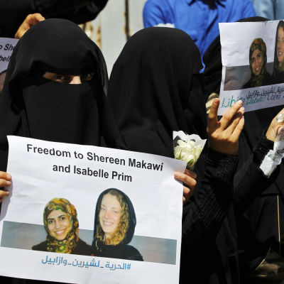 Aktivister i Jemen kräver frigivning av de kidnappade biståndsarbetaren Isabelle Prime och tolken Shereen Makawi.