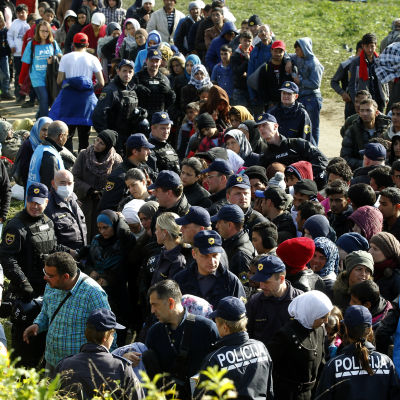 Flyktingar väntar på att få mat vid den slovenska gränsen den 21 oktober 2015.