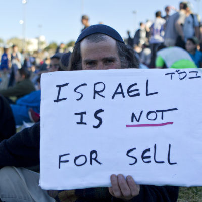 Israelisk bosättare demonstrerar vid Maale Adumim på Västbanken.