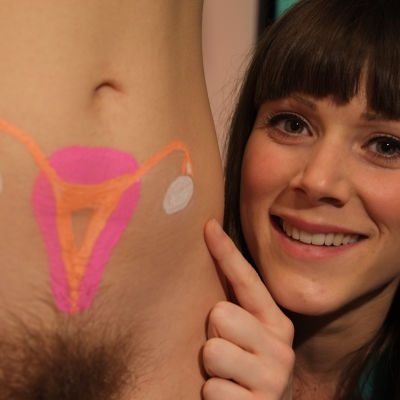 Progamledaren Line Jansrud pekar på en ritning på en naken kvinnomage.