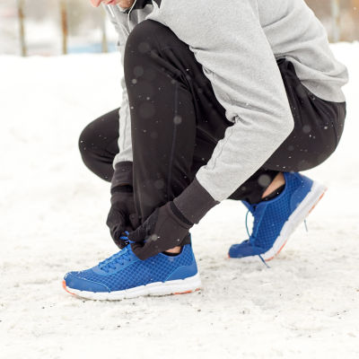 Person med låga skor och bar vrist i snön. 