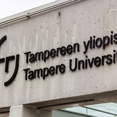 Tampereen yliopiston kyltti