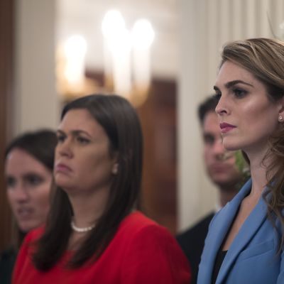 Vita husets kommunikationsschef Hope Hicks i förgrunden, pressekreteraren Sarah Huckabee Sanders i bakgrunden