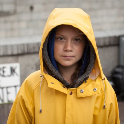 Skoleleven Greta Thunberg i gul regnrock utanför Sveriges riksdag skolstrejkar för klimatet. 2018.