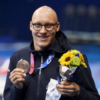 Matti Mattsson visar sin bronsmedalj för kameran.