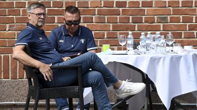 Jukka Jalonen och Ari-Pekka Selin sitter vid ett bord.