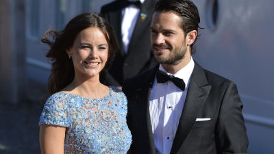 Sofia Hellqvist och prins Carl Philip på förfest på Skeppsholmen.