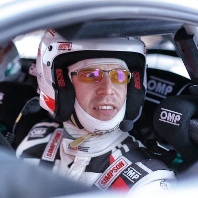 Jari-Matti Latvala sitter i en rallybil.
