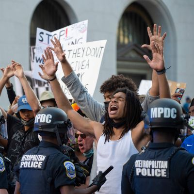 Protesterna fortsatte också i närheten av Vita huset i Washington och i ett skede använde polisen både pepparspray och distraktionsgranater för att skingra demonstranterna.