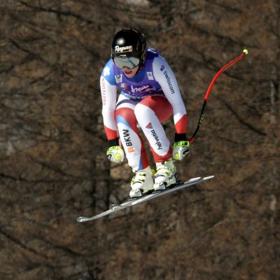 Schweiziskan Lara Gut gör ett hopp i världscupdeltävlingen i Cortina d'Ampezzo.