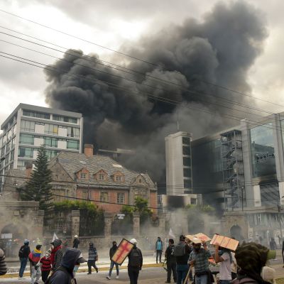 Regeringsbyggnader attackerades i Quito.