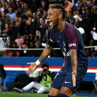 Neymar jublar i sin första hemmamatch för PSG.