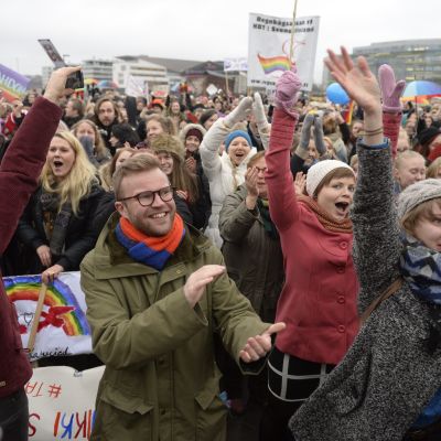 Demonstranterna jublar då riksdagen röstade för jämlik äktenskapslag.