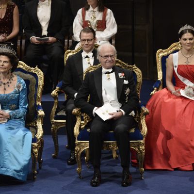 Kung Carl XVI Gustaf, drottning Silvia, prinsessan Victoria och prins Daniel på Nobelmiddagen 2014