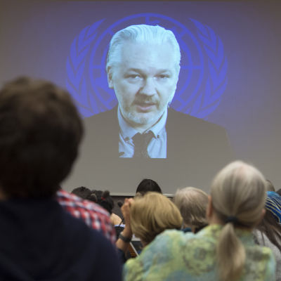 Julian Assange deltar per webb-tv i en konferens vid FN-högkvarteret i Geneve i Schweiz den 23 mars 2015.