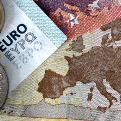 Både finska och europeiska politiker ska idunder lördagen diskutera Greklands framtid inom eurozonen.