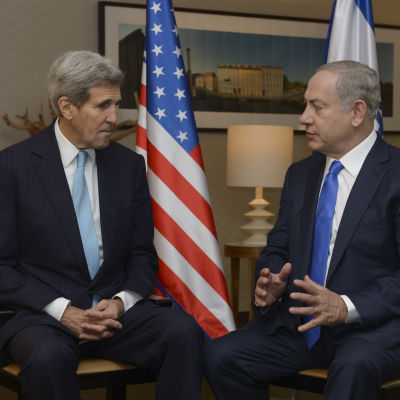John Kerry och Benjamin Netanyahu diskuterar.