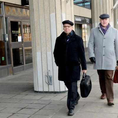 SAK:s Lauri Lyly och STTK:s Antti Palola anländer till förhandlingarna på söndagen