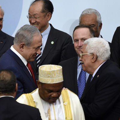 Benjamin Netanyahu och Mahmoud Abbas träffades senast ifjol höstas vid klimatkonferensen i Paris. Männen skakade hand men förde inga formella förhandlingar