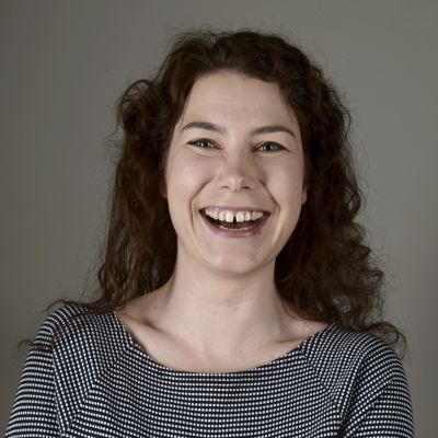 Porträtt av De Grönas riksdagsledamot Emma Kari som skrattar.