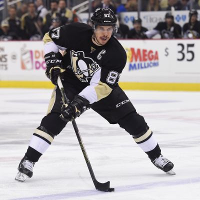 Sidney Crosby kiekon kanssa jäällä.