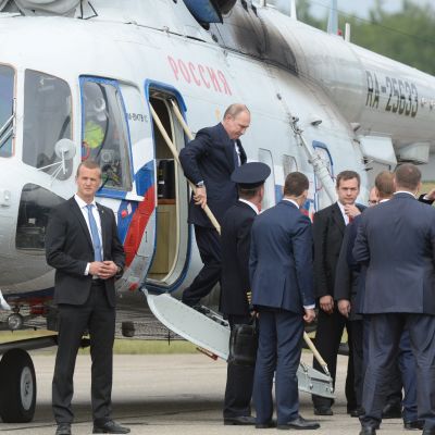 Vladimir Putin stiger ur sin helikopter i Nyslott.