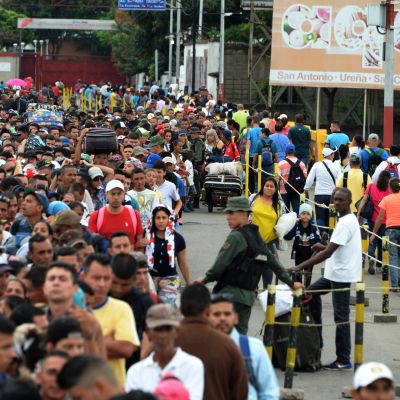 Venezuelaner flyr också västerut till grannlandet Colombia. Den här bilden är tagen på gränsbron mellan länderna den 10 februari.