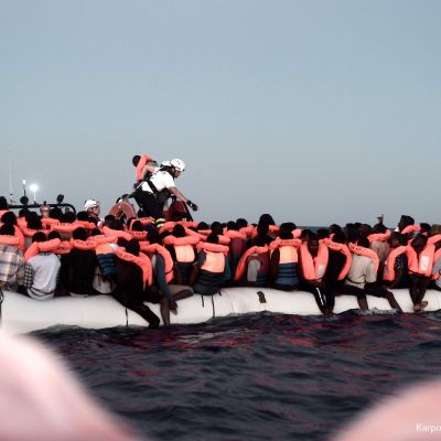 Räddningsoperation innan flyktingarna tas ombord på räddningsfartyget Aquarius