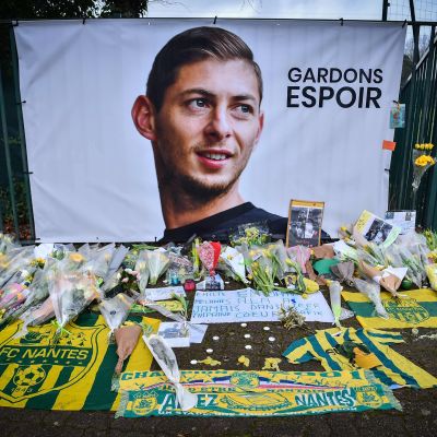 Minnesmärke för fotbollsspelaren Emiliano Sala som försvann i ett flygplan den 21 januari.