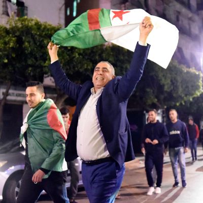 Algerier firar nyheten om president Abdelaziz Bouteflikas avgång.