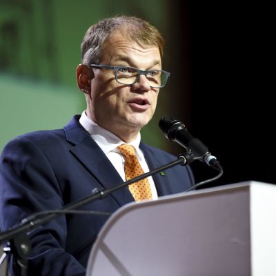 Juha Sipilä håller tal under partimötet i Kouvola.