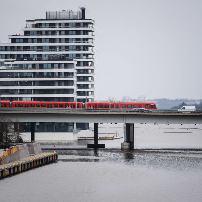 Metro kulkee Kulosaaren sillalla marraskuun puolivälissä 2020.