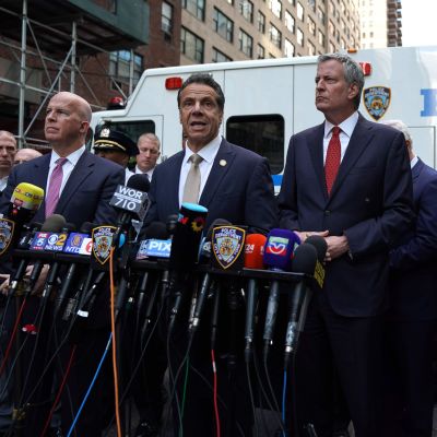 New Yorks högste polischef James O'Neill, staten New Yorks guvernör Andrew Cuomo och New Yorks borgmästare Bill de Blasio utanför Time Warners komplex efter att en brevbomb upptäcktes i byggnaden.