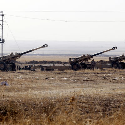 Irakiska arméns artilleripjäser utanför staden Bartila nära Bashika öster om Mosul.