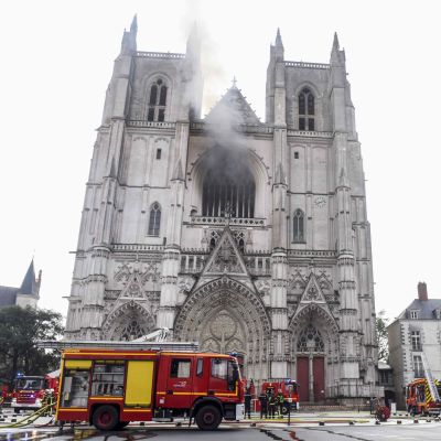 Brandkår och polis utanför katedralen i Nantes där en brand bröt ut 18.7.2020. 