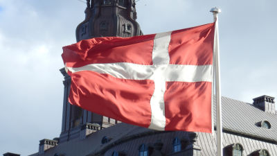 Dansk flagga vajande utanför Folketinget