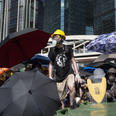 Demonstranterna har byggt barrikader på flera gator i centrala Hongkong