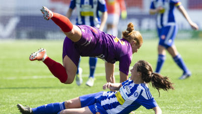 Anna Westerlund flyger ovanför Ashley Riefner.