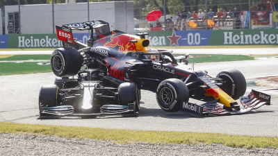 Lewis Hamilton och Max Verstappen kolliderar.