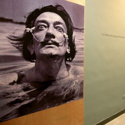 Fotografi av Salvador Dali på ett museum.