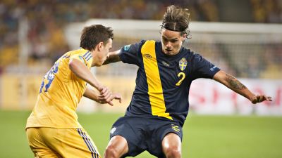 Mikael Lustig i närkamp med Jevhen Konopljanka i EM 2012.