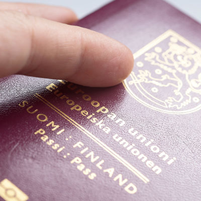 En person håller i ett finskt pass. 