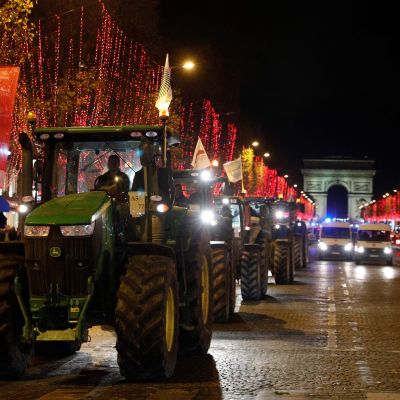 Traktorer rullar in på Champs-Elysées.