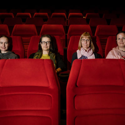 Auli Klade, Tarja Määttänen, Johanna Kuusela ja Anne Beresford elokuvateatterissa.
