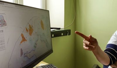 Ett finger pekar på en datorskärm där det finns en karta på havet norr om den estniska ön Dagö.